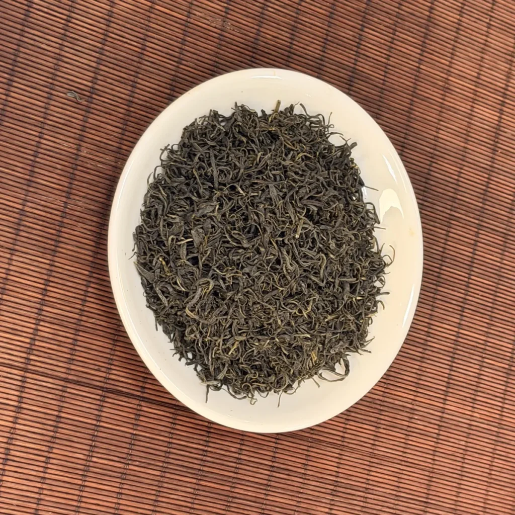 Quảng Ninh có đặc sản gì làm quà, và quầy quà nên thêm trà loại nào? Trà Thái Nguyên khô trên đĩa để khách nếm trước khi mua