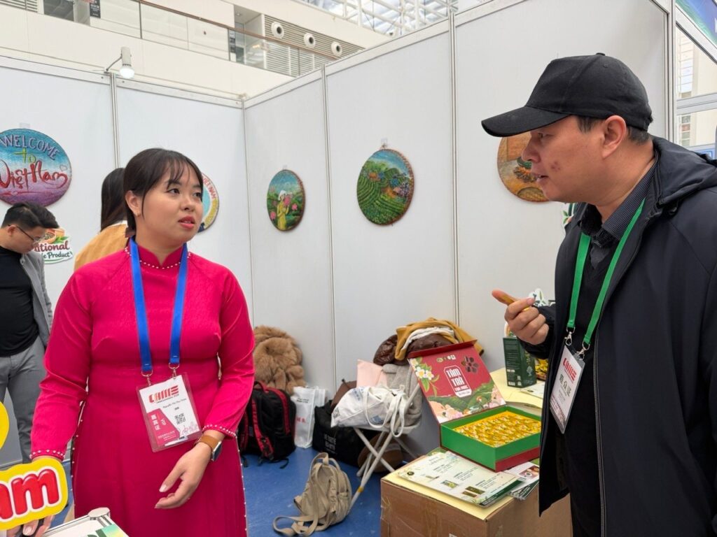 COO HTX Tâm Trà Việt giới thiệu trà Thái Nguyên với khách Trung Quốc tại CIAME 2026