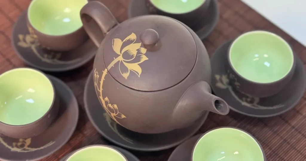 Dáng ấm tử sa bán chạy cho cửa hàng trà: dung tích, giá nhập và cách tư vấn khách Dáng ấm tử sa bán chạy cho cửa hàng trà: bộ ấm vẽ sen vàng và chén men xanh