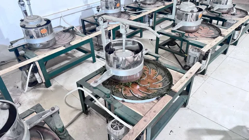 Dãy chảo sao trà bằng máy tại xưởng của hợp tác xã
