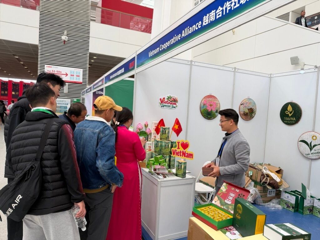 Ông Đỗ Hữu Thuận giới thiệu trà Thái Nguyên với khách quốc tế tại gian Việt Nam