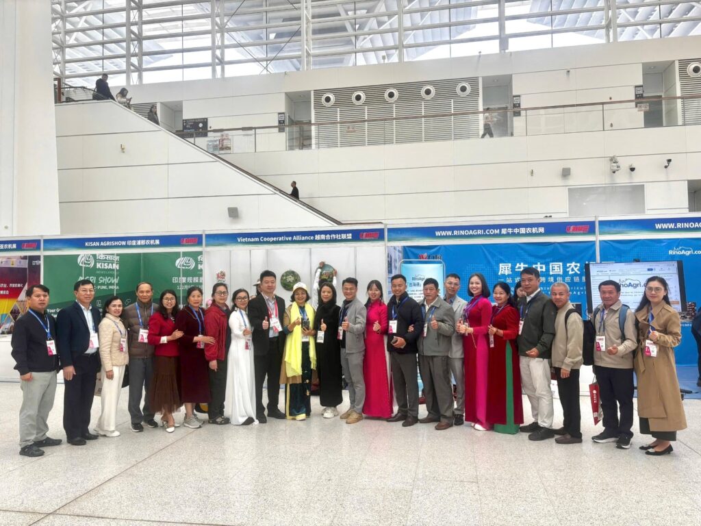 Đoàn Việt Nam trước gian Vietnam Cooperative Alliance tại Triển lãm Máy nông nghiệp Quốc tế Trung Quốc 2026