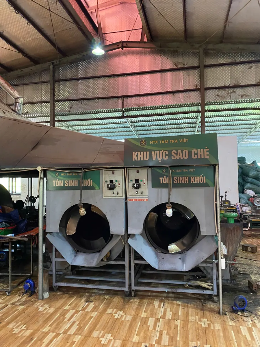 Khu vực sao chè với hai máy lồng quay – TRAVINA HTX Tâm Trà Việt