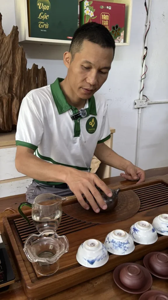 Hãm trà tại quầy bằng ấm đun điện có hiển thị nhiệt độ