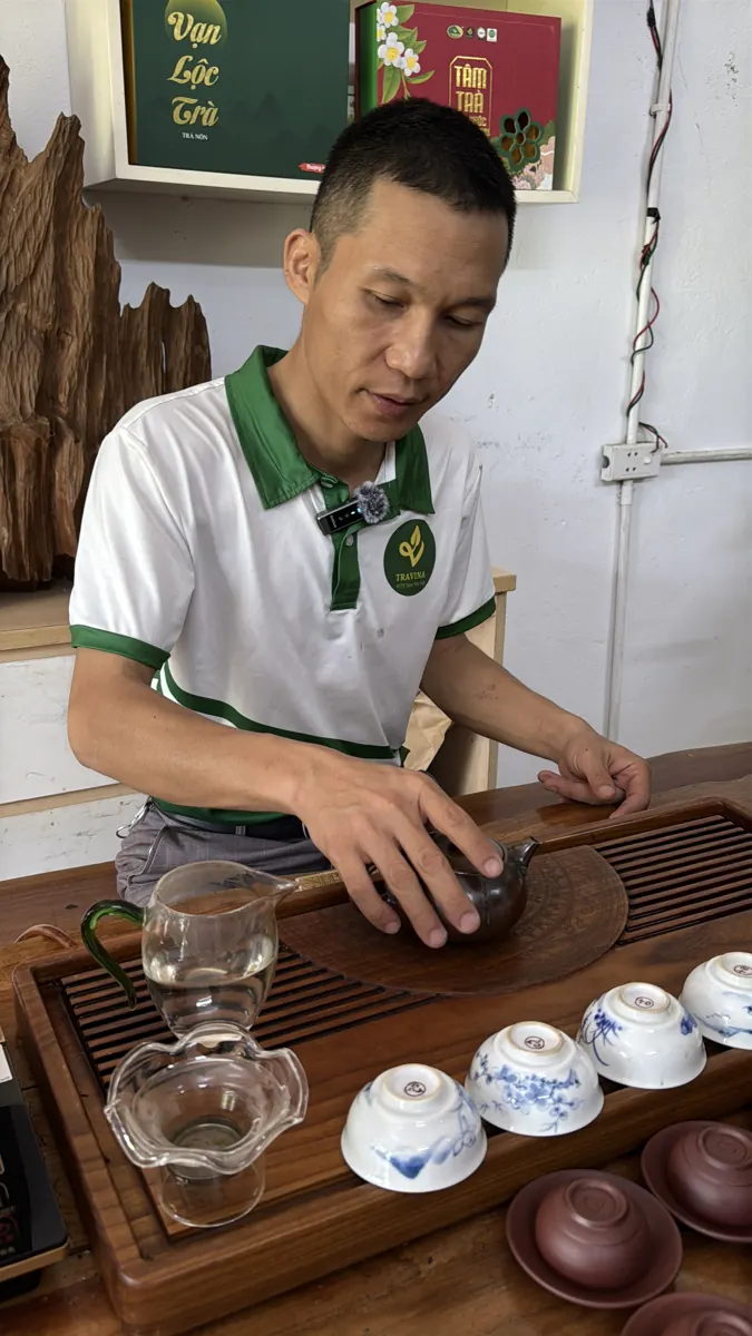 7 bước pha trà Thái Nguyên chuẩn cho quán: định lượng, nhiệt độ, giá vốn mỗi ấm Hãm trà Thái Nguyên trong ấm đúng thời gian tại quầy, ấm đun điện có hiển thị nhiệt độ