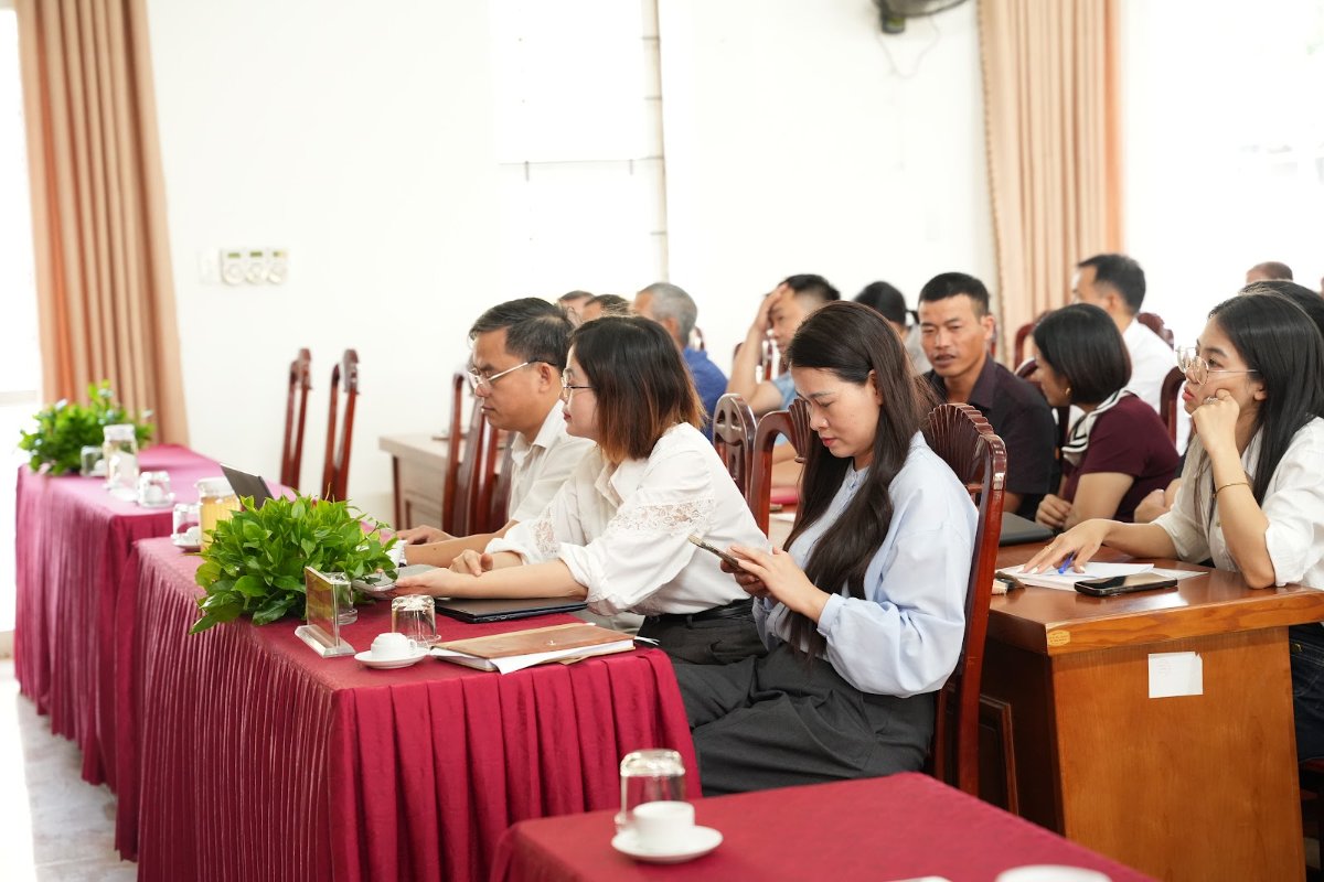 Xã Đại Từ tập huấn bán hàng số, livestream: HTX Tâm Trà Việt lên sóng với Trà Sạch 6 Không Học viên ghi chép trong buổi tập huấn bán hàng trực tuyến tại xã Đại Từ