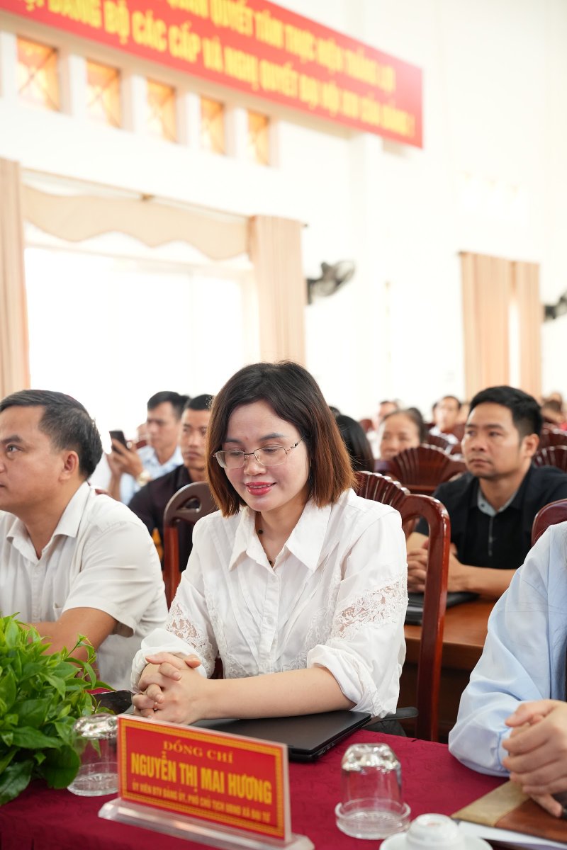 Xã Đại Từ tập huấn bán hàng số, livestream: HTX Tâm Trà Việt lên sóng với Trà Sạch 6 Không Bà Nguyễn Thị Mai Hương, Ủy viên Ban Thường vụ Đảng ủy, Phó Chủ tịch UBND xã Đại Từ, dự tập huấn chuyển đổi số