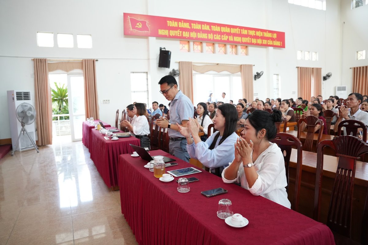 Xã Đại Từ tập huấn bán hàng số, livestream: HTX Tâm Trà Việt lên sóng với Trà Sạch 6 Không Hội trường UBND xã Đại Từ trong hội nghị tập huấn kỹ năng số, bán hàng trực tuyến và livestream năm 2026