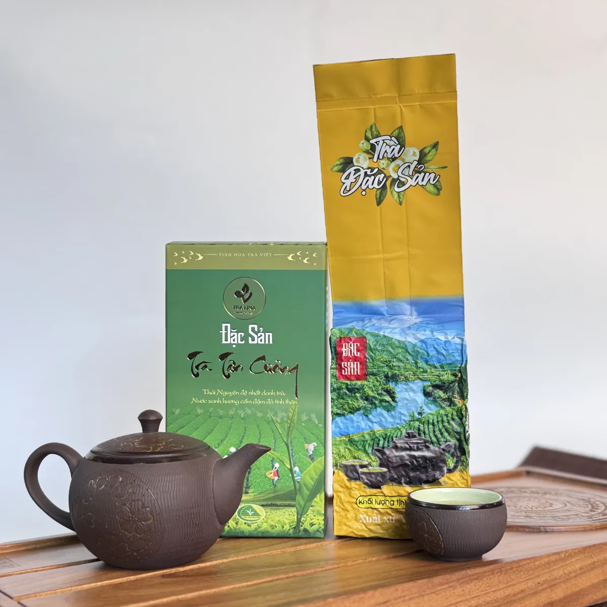 Hộp Đặc Sản Trà Tân Cương cùng gói trà vàng, ấm tử sa và chén trà – TRAVINA HTX Tâm Trà Việt