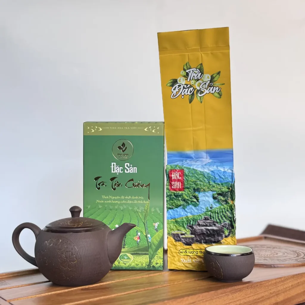 Hộp quà trà sen và trà Thái Nguyên bày ở quầy quà đặc sản