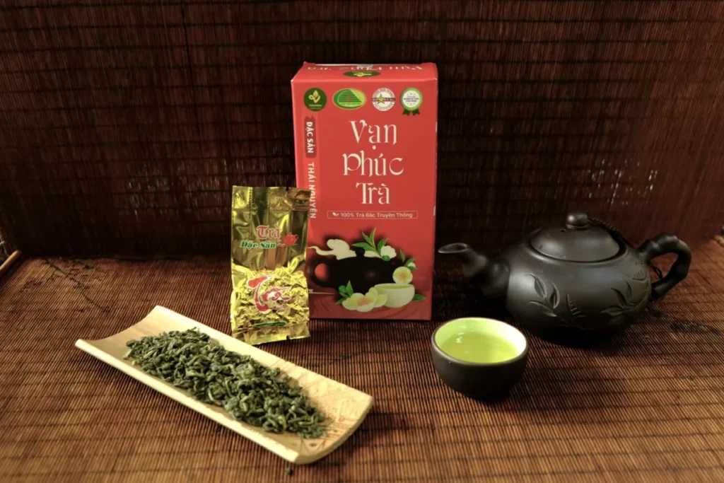 Hộp Trà Vạn Phúc bên ấm tử sa và chén trà, mặt hàng quà cho cửa hàng trà