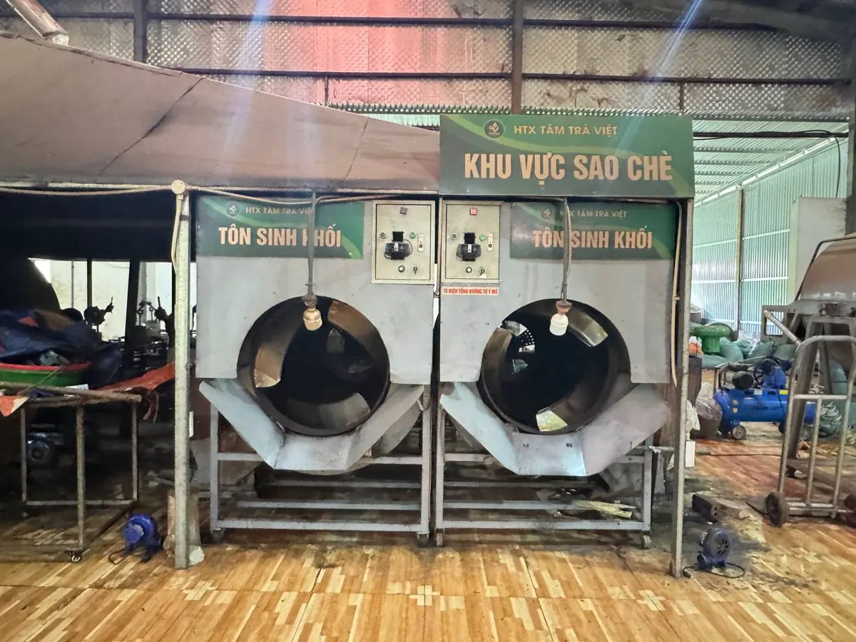 Khu vực sao chè trong xưởng HTX Tâm Trà Việt với hai máy tôn sao chè, nơi làm ra trà Thái Nguyên nhập cho tạp hoá