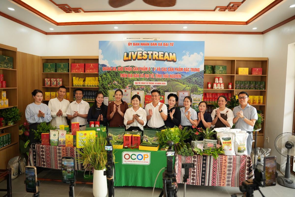 Xã Đại Từ tập huấn bán hàng số, livestream: HTX Tâm Trà Việt lên sóng với Trà Sạch 6 Không Các hợp tác xã, chủ thể sản phẩm và cán bộ xã Đại Từ tại buổi livestream giới thiệu sản phẩm chiều 22/10/2026