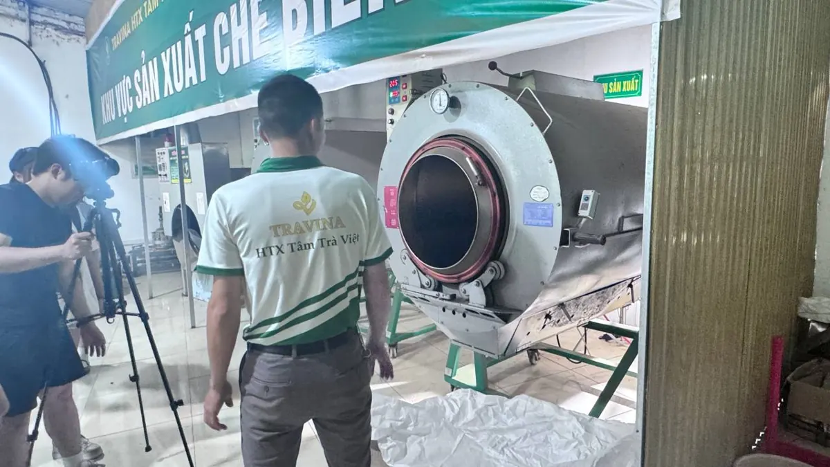 Máy sao chè dạng lồng quay tại khu sản xuất chế biến của hợp tác xã Máy sao chè dạng lồng quay tại khu sản xuất chế biến của hợp tác xã – TRAVINA