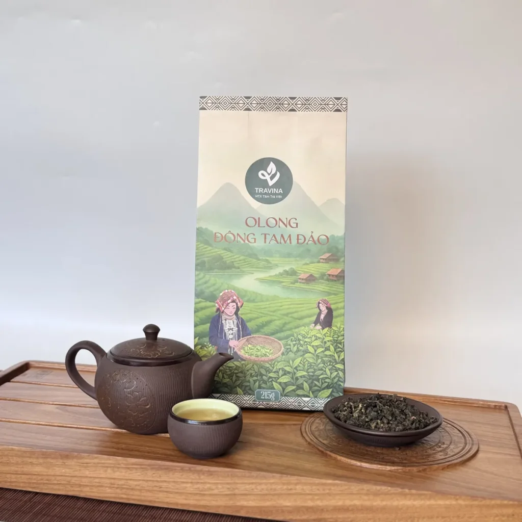 Túi trà ô long Đông Tam Đảo 215 g bên ấm chén