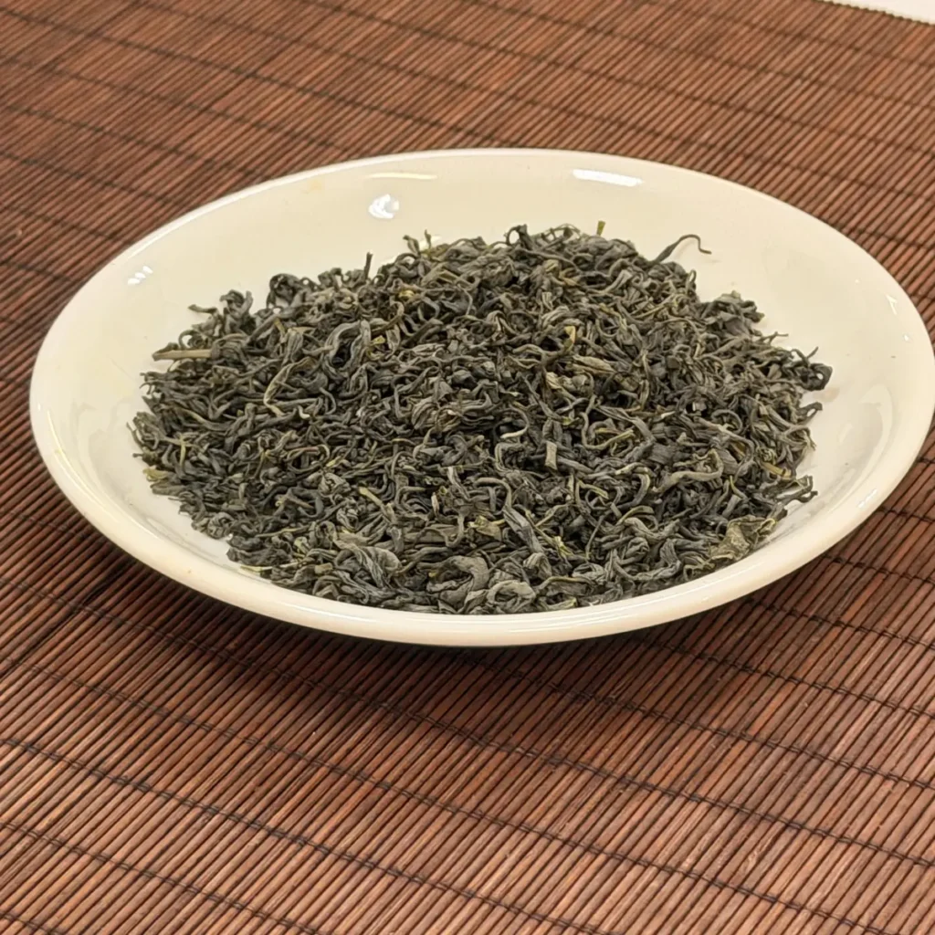 Trà mời khách ở spa, salon nên nhẹ và dễ pha, chọn loại nào? Trà khô Thái Nguyên trên đĩa trước khi cân pha bình giữ nhiệt