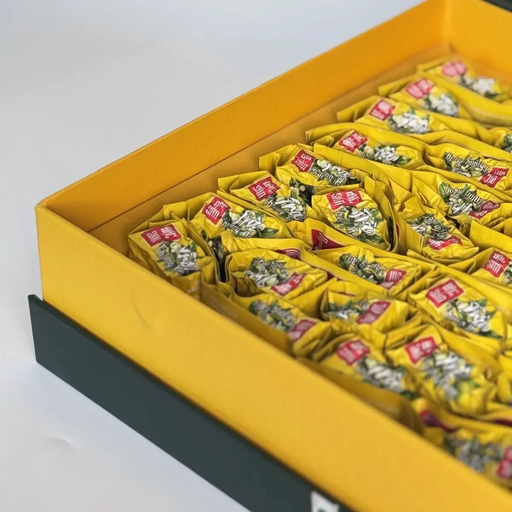 Hộp Set quà Tâm Trà Vạn Lộc mở nắp, thành phẩm đóng hộp tại xưởng