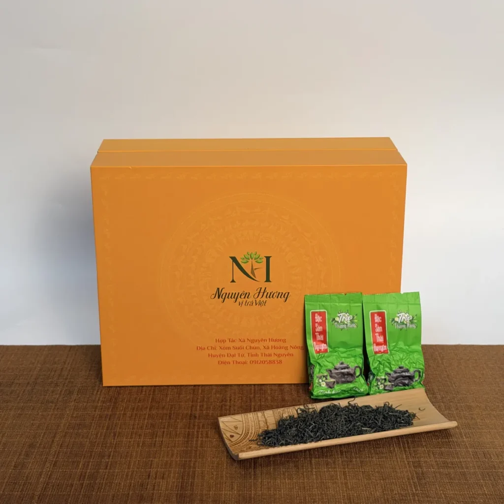 Hộp quà Nguyên Hương cùng hai gói trà xanh nhỏ và khay trà khô