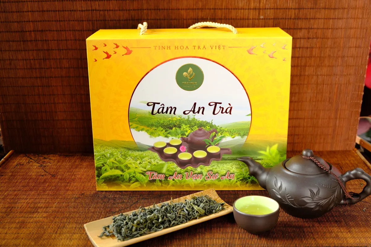 Quà Tết cho nhân viên: chọn mức giá và tổ chức khâu phát Hộp quà Tâm An Trà bên ấm tử sa, chén trà và khay trà khô – TRAVINA HTX Tâm Trà Việt