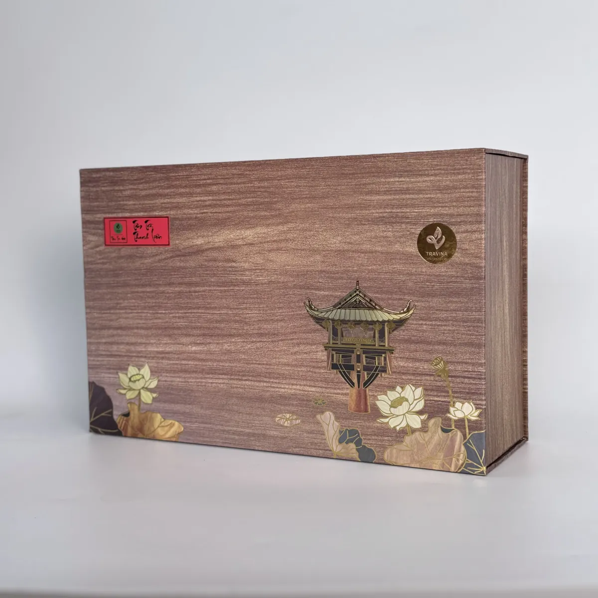 Nguồn hoa sen cho cơ sở ướp: mua lúc nào và đặt thế nào Hộp gỗ Tâm Trà Thanh Liên đóng nắp trên nền trắng – TRAVINA HTX Tâm Trà Việt