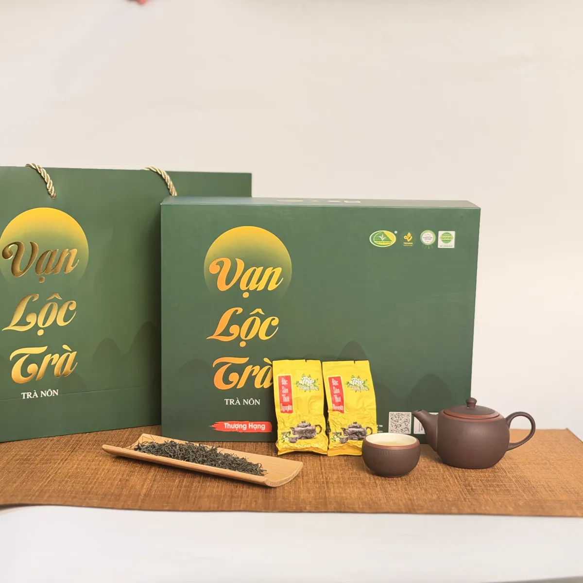 Đặt hộp quà theo chủ đề: các bước, mốc thời gian và khoản phải hỏi Hộp Vạn Lộc Trà bên gói trà nhỏ, khay trà khô, ấm và chén tử sa – TRAVINA HTX Tâm Trà Việt