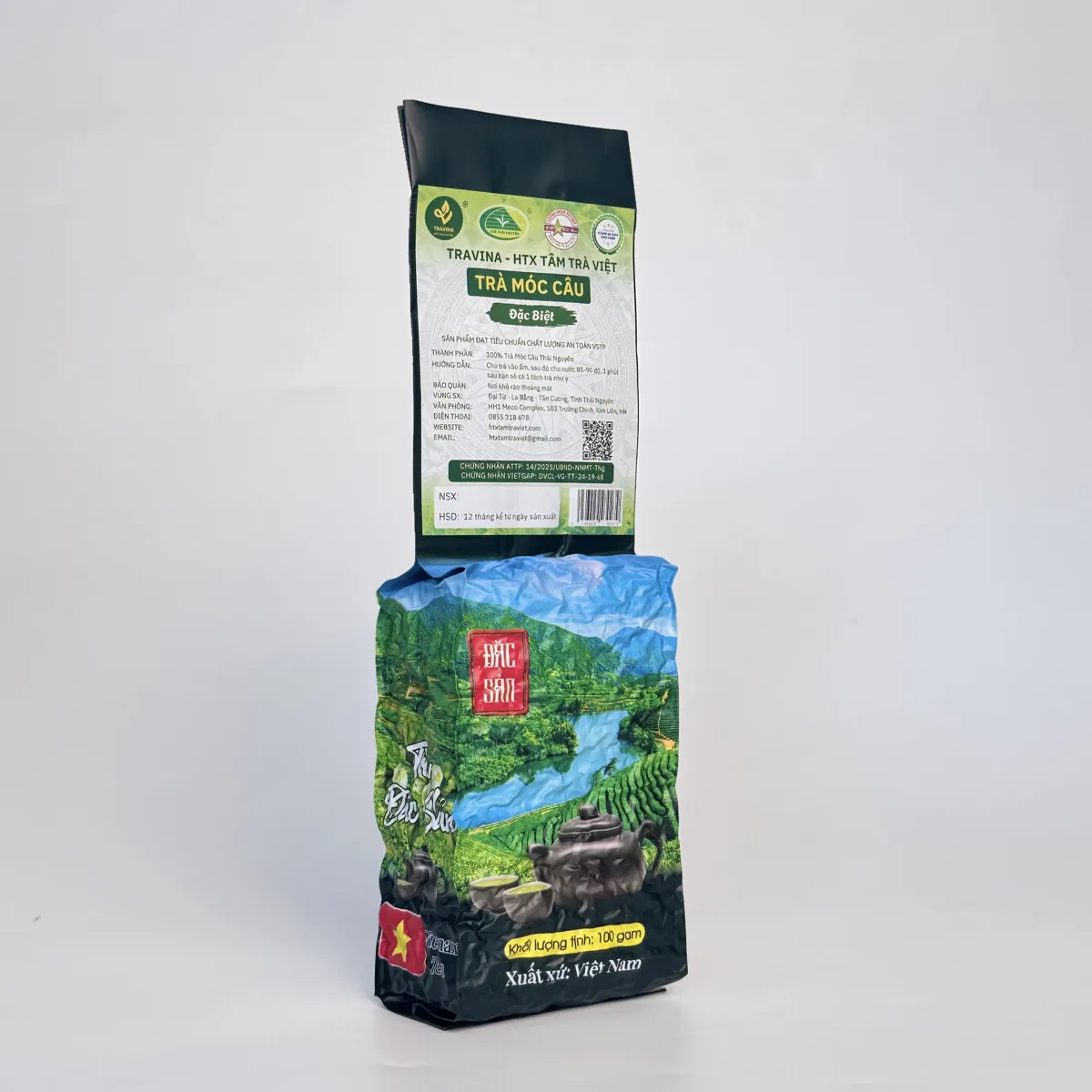 Gói Trà Móc Câu Đặc Biệt 100g dựng đứng trên nền xám sáng – TRAVINA HTX Tâm Trà Việt