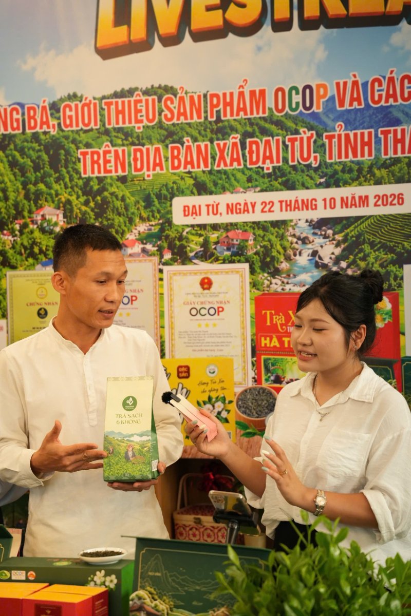 Xã Đại Từ tập huấn bán hàng số, livestream: HTX Tâm Trà Việt lên sóng với Trà Sạch 6 Không Anh Phạm Hoàng Giang cầm túi Trà Sạch 6 Không trước ống kính livestream tại xã Đại Từ