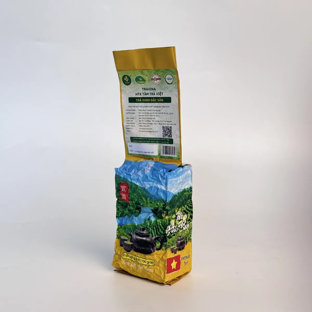 Gói Trà Xanh Đặc Sản 100g đứng trên nền xám sáng – TRAVINA HTX Tâm Trà Việt