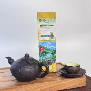 Trà Xanh Đặc Sản - HTX Tâm Trà Việt - Trà Thái Nguyên chuẩn VietGap Gói Trà Xanh Đặc Sản bên ấm tử sa đen và chén trà – TRAVINA HTX Tâm Trà Việt