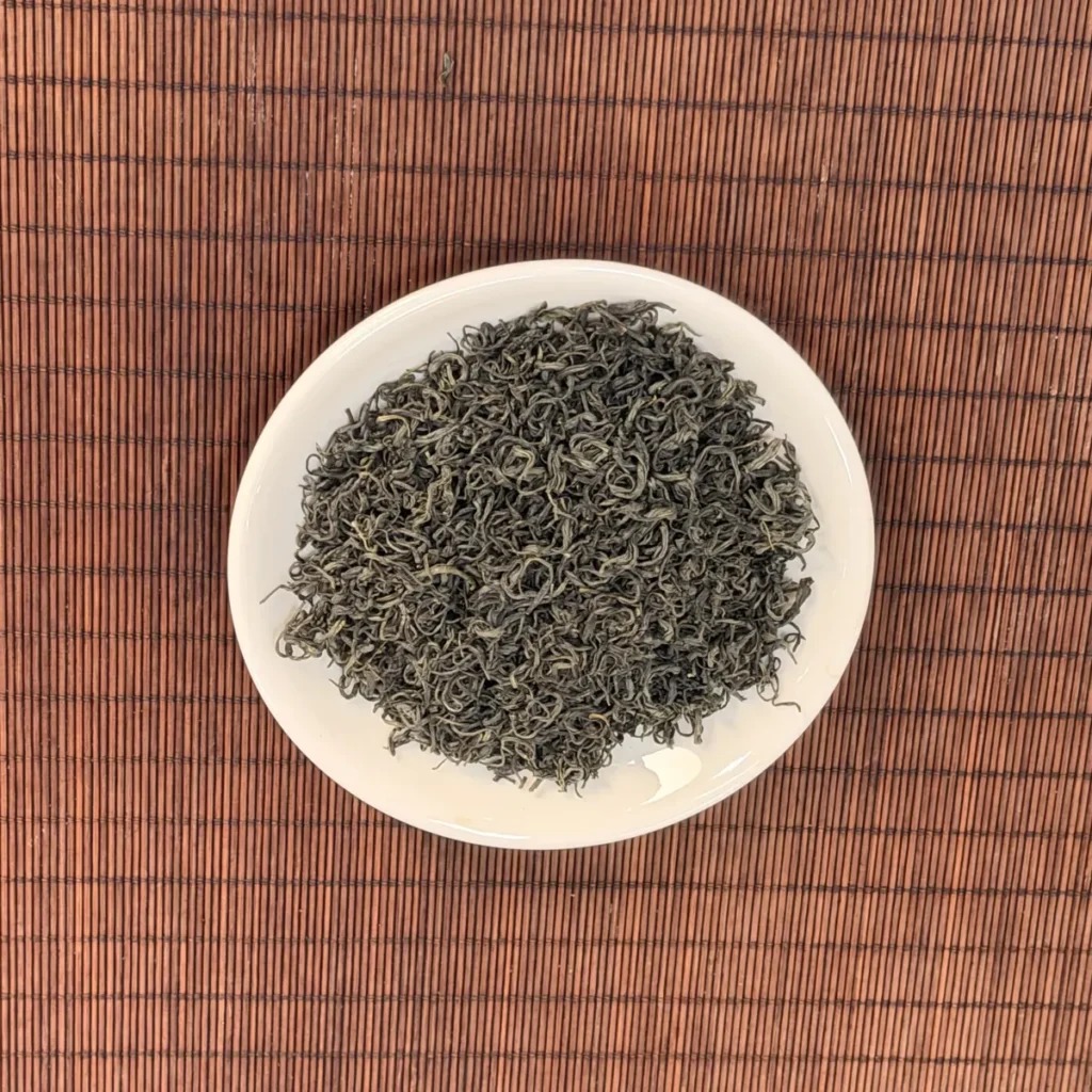 Đĩa trà xanh khô sợi nhỏ xoăn, loại trà nền cho trà chanh