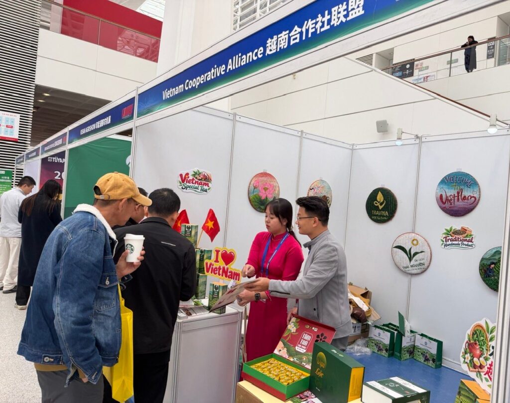 Ông Đỗ Hữu Thuận và bà Nguyễn Thị Thu Thảo tư vấn khách tại gian Liên minh HTX Việt Nam